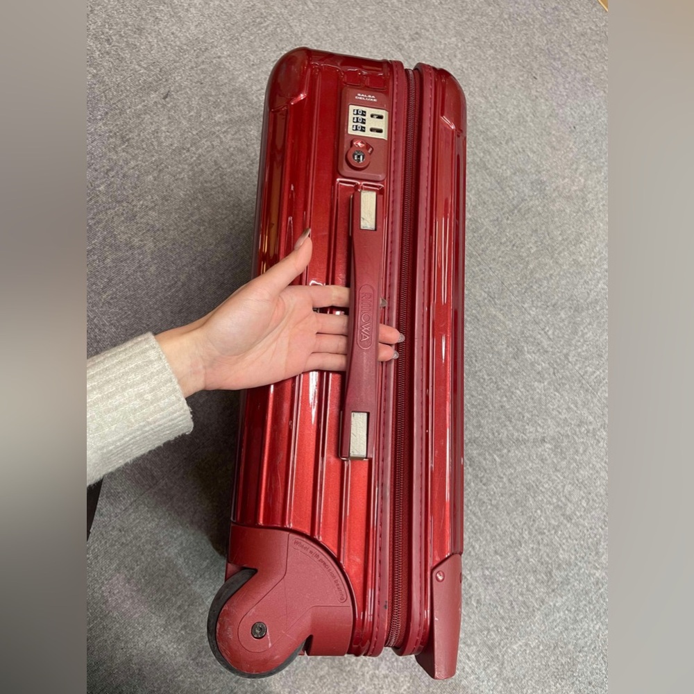 Rimowa hard case check on luggage